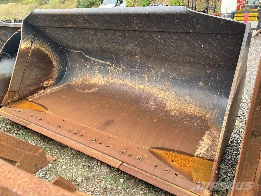 CASE 821 Skovl Gumikerekes homlokrakodók