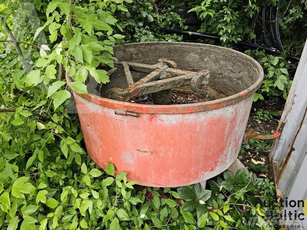  Concrete mixer Beton terítőgépek