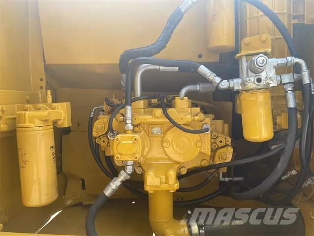 CAT 320D2 Lánctalpas kotrók