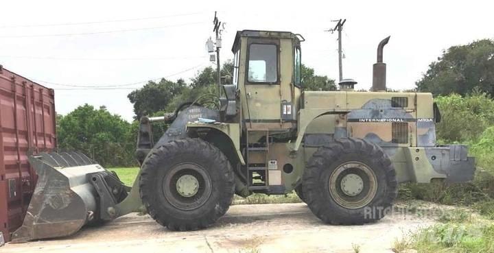 International M10 Gumikerekes homlokrakodók