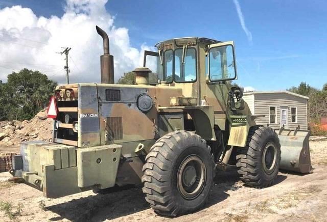 International M10 Gumikerekes homlokrakodók