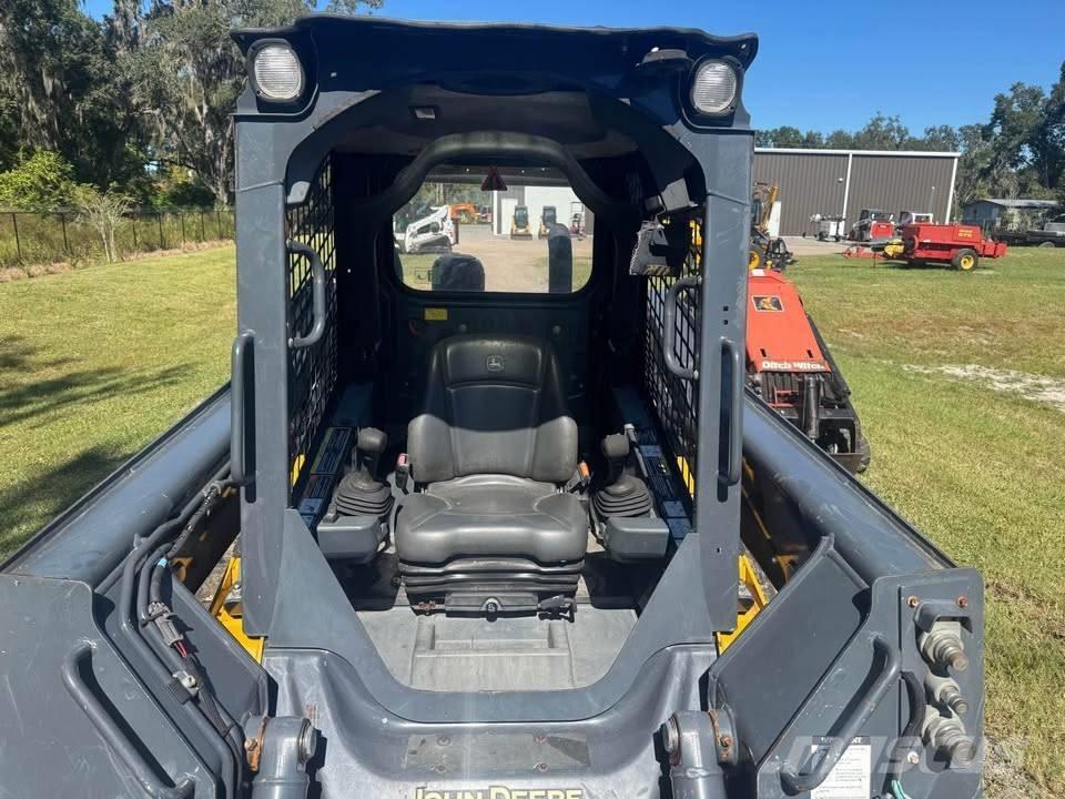 John Deere 325 Kompaktrakodók