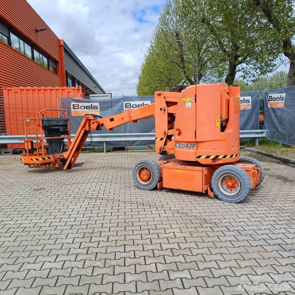 JLG E300AJP Karos emelők