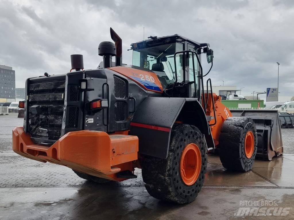 Hitachi ZW 250 Gumikerekes homlokrakodók