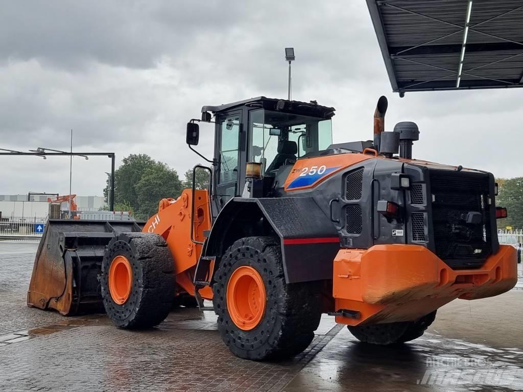 Hitachi ZW 250 Gumikerekes homlokrakodók
