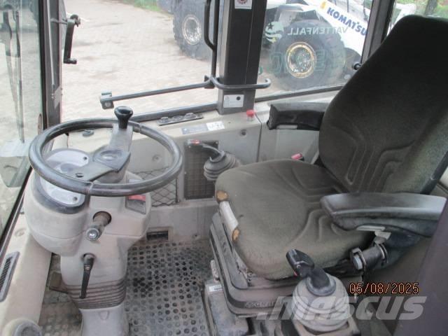 Ahlmann AS 210 E Gumikerekes homlokrakodók