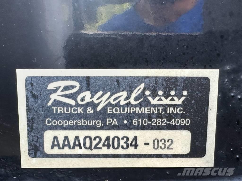 International 4300 Platós / Ponyvás teherautók