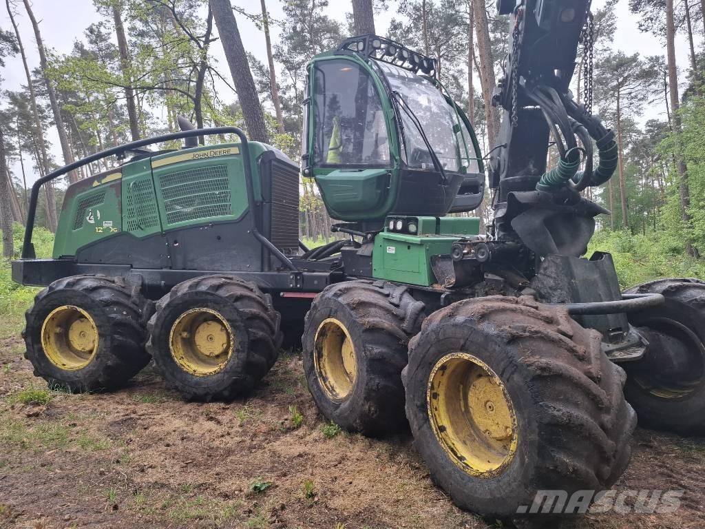 John Deere 1270 G Betakarítók
