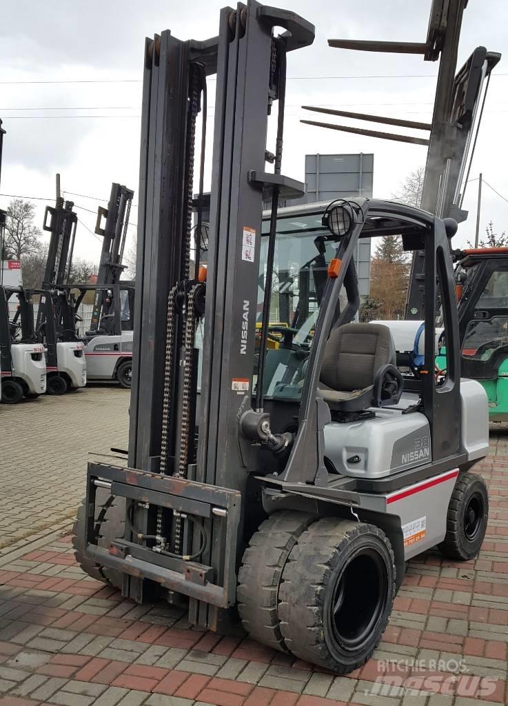 Nissan UGD02A30PQ Gázüzemű targoncák