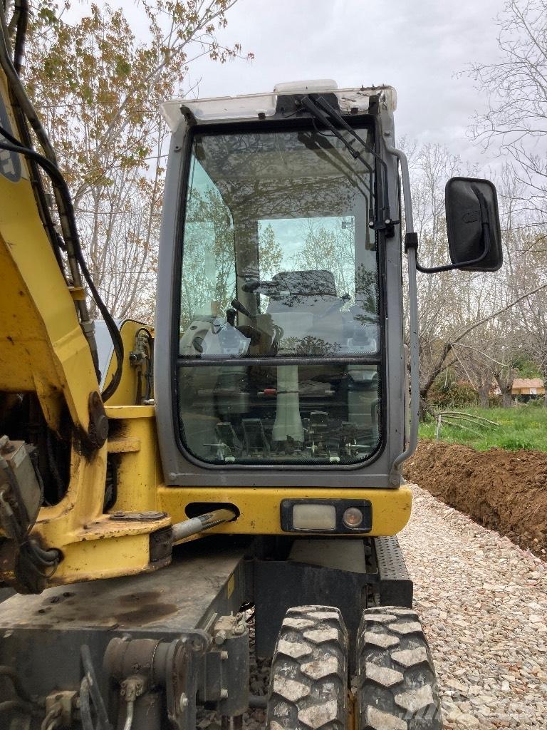 New Holland MH 2.6 Gumikerekes kotrók