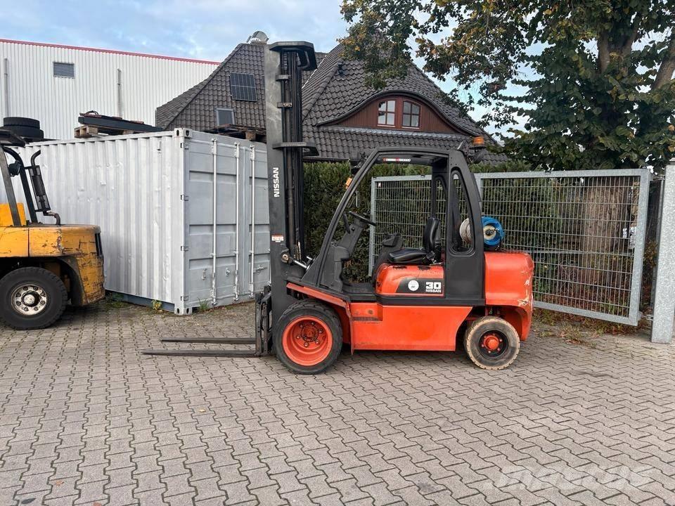 Nissan UGD02 A 30 PQ Gázüzemű targoncák