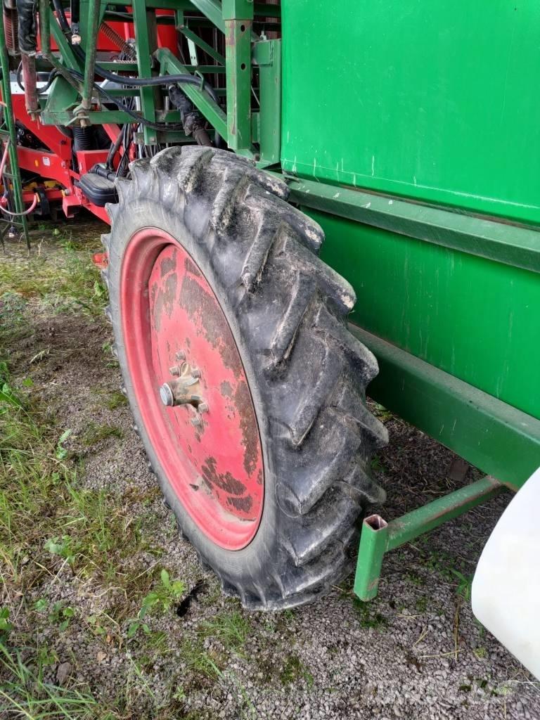 Moteska M2500 Vontatott trágyaszórók