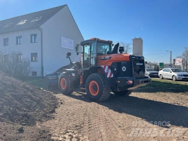 Doosan DL 200 Gumikerekes homlokrakodók