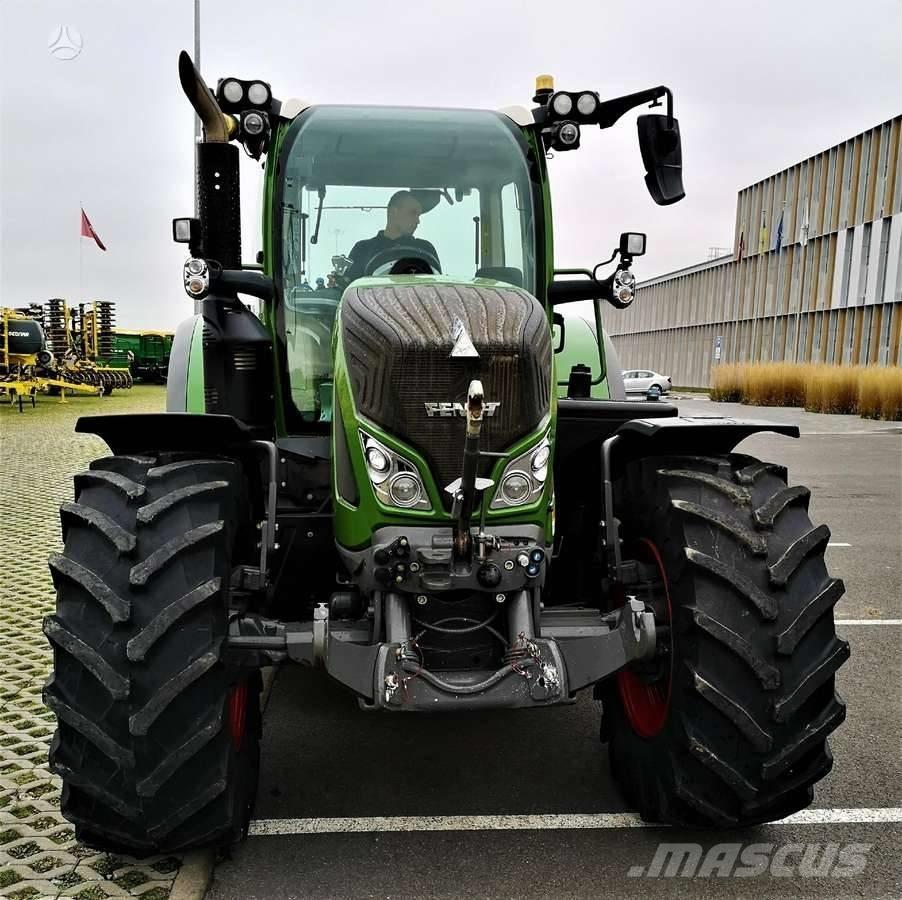 Fendt 718 Vario Traktorok