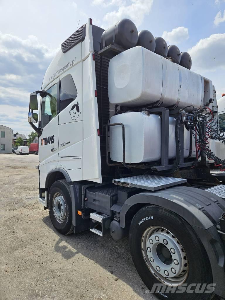 Volvo FH16 750KM 8x4 Nyergesvontatók