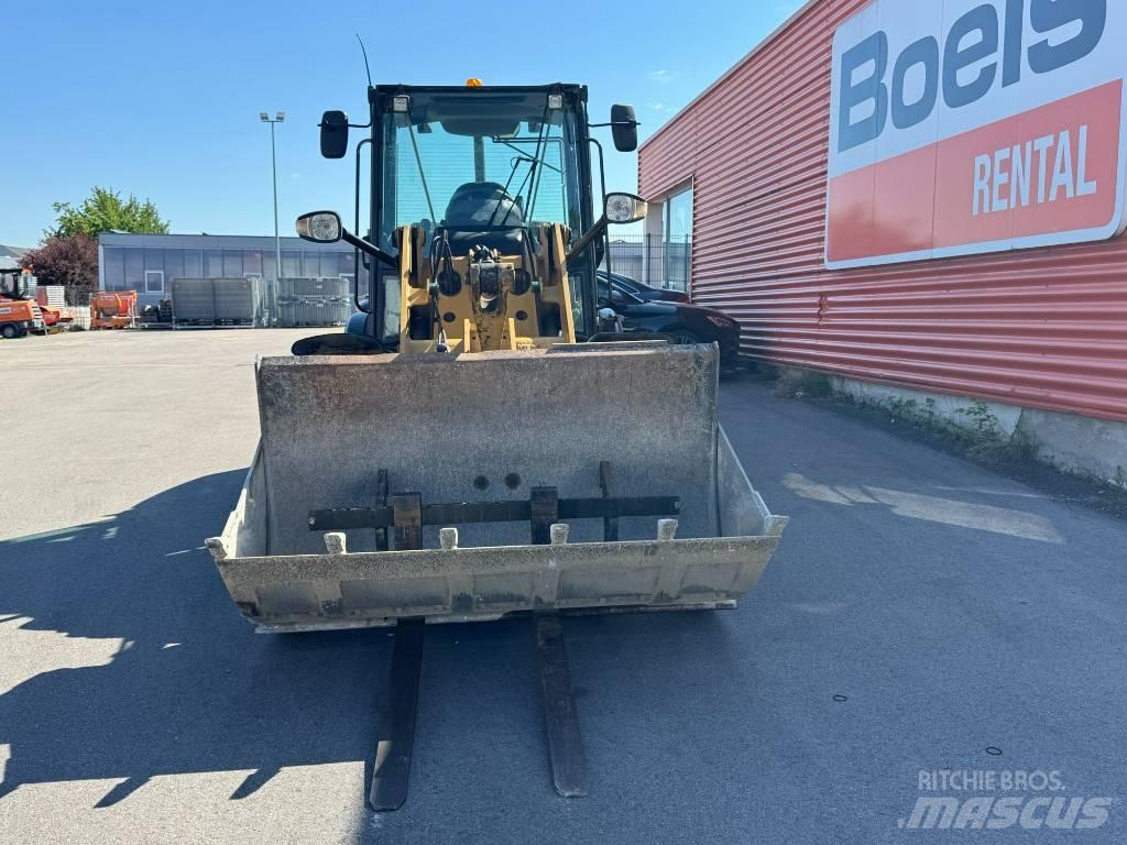 CAT 906 M Gumikerekes homlokrakodók