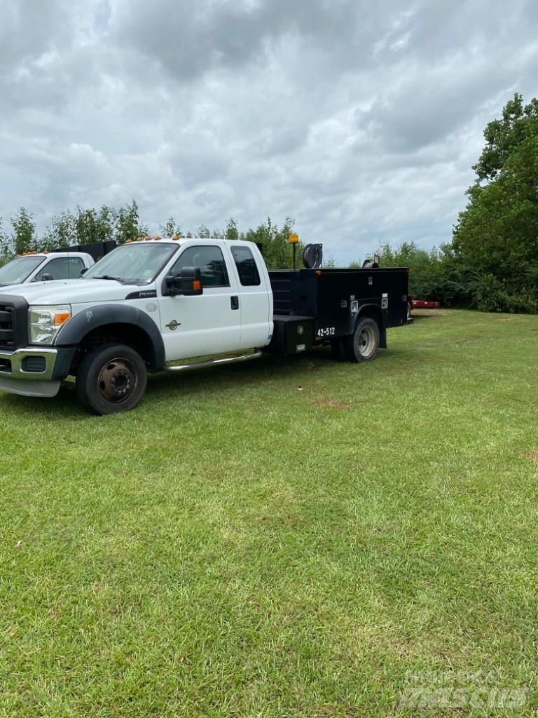 Ford F 550 Kis teherszállító/Platós kocsi