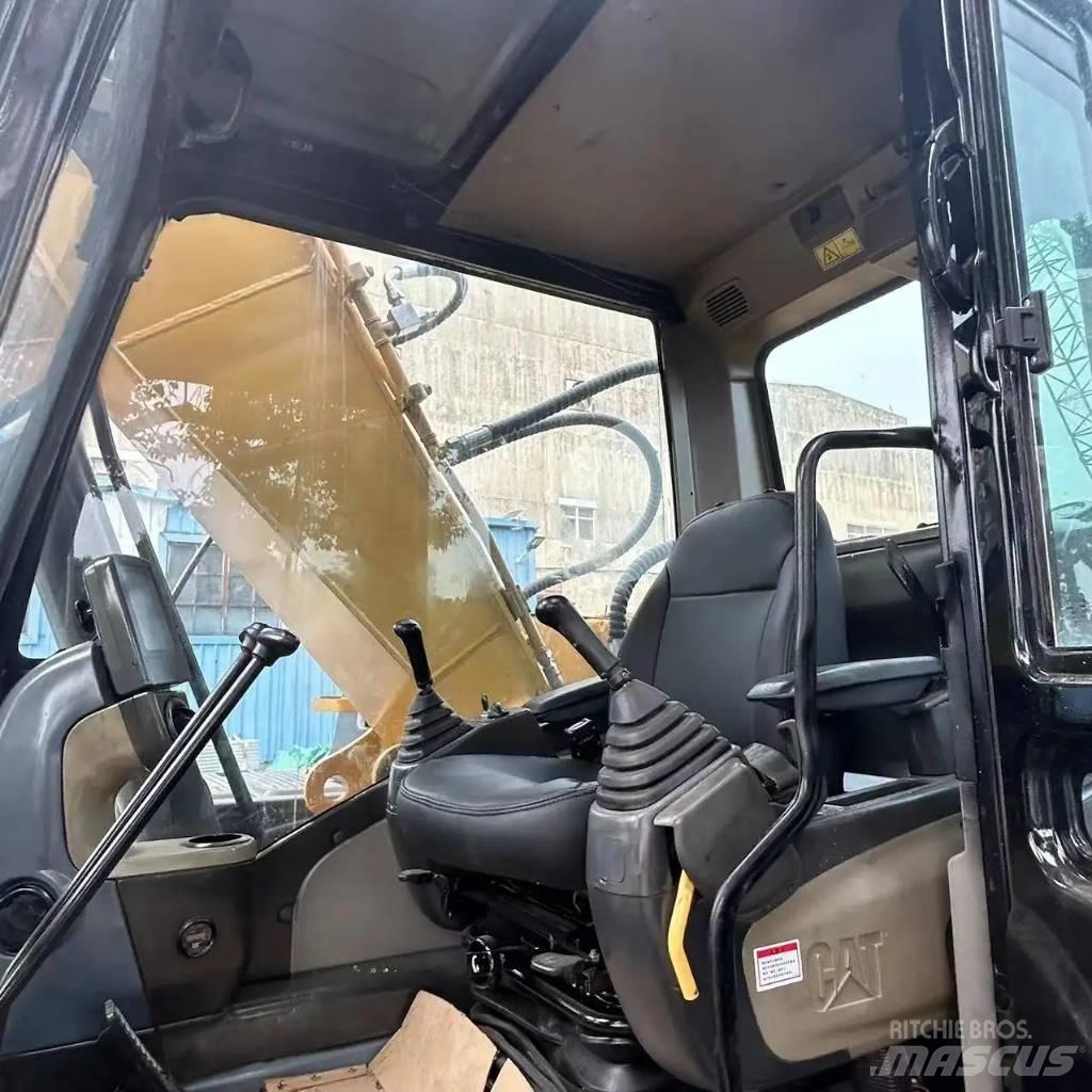 CAT 320 D2 Lánctalpas kotrók