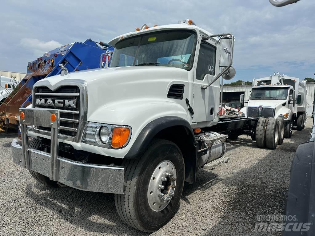Mack CV 713 Fülkés alváz