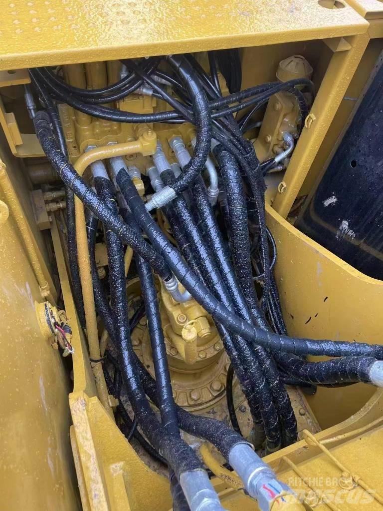 CAT 320 D2 Lánctalpas kotrók