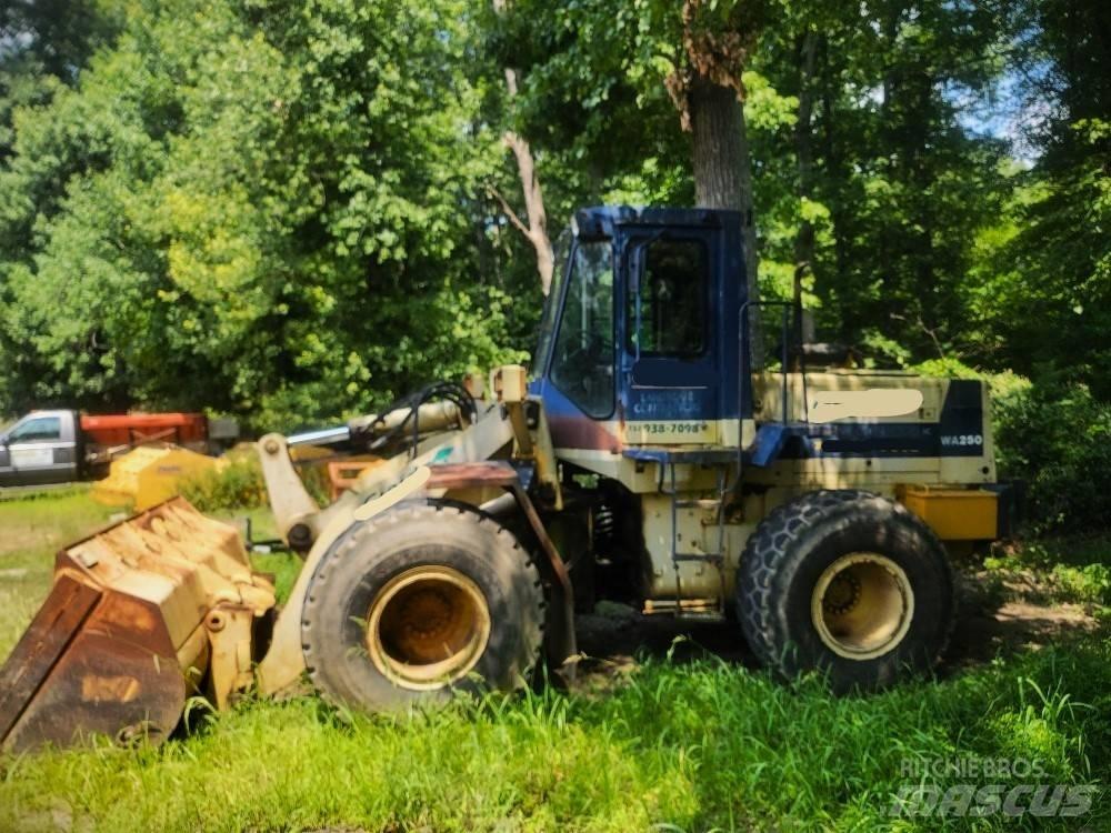 Komatsu WA 250 Gumikerekes homlokrakodók