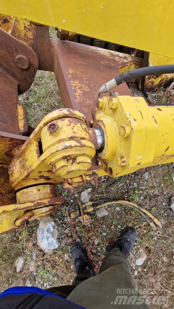 Komatsu D85 Alváz és felfüggesztés
