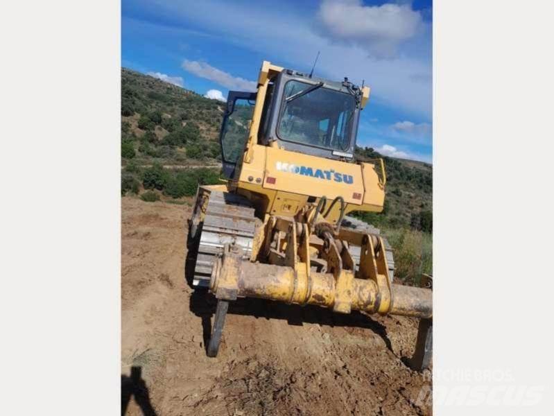 Komatsu D65EX-15 lánctalpas dózerek