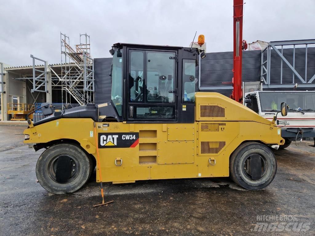 CAT CW34 Pneumatikus kerekes hengerek