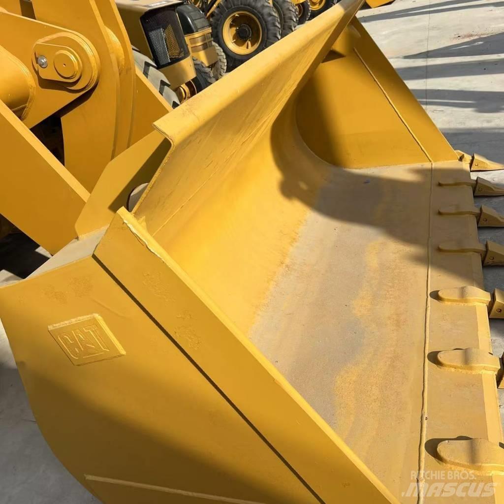 CAT 966 H Gumikerekes homlokrakodók