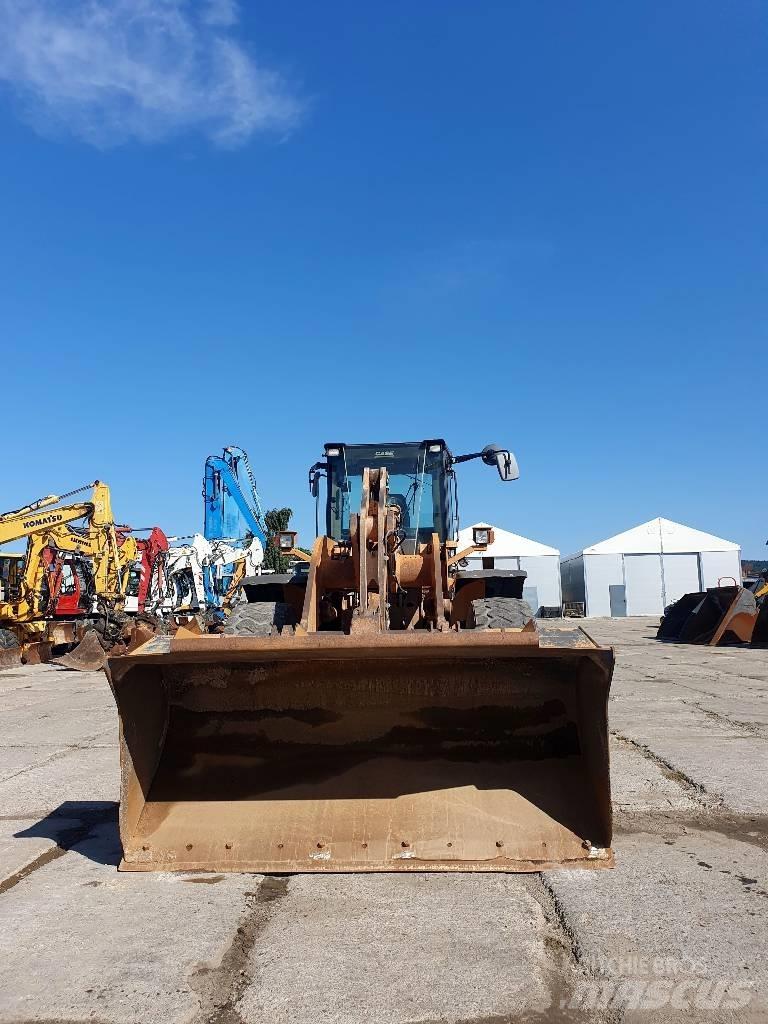 CASE 821 E Gumikerekes homlokrakodók