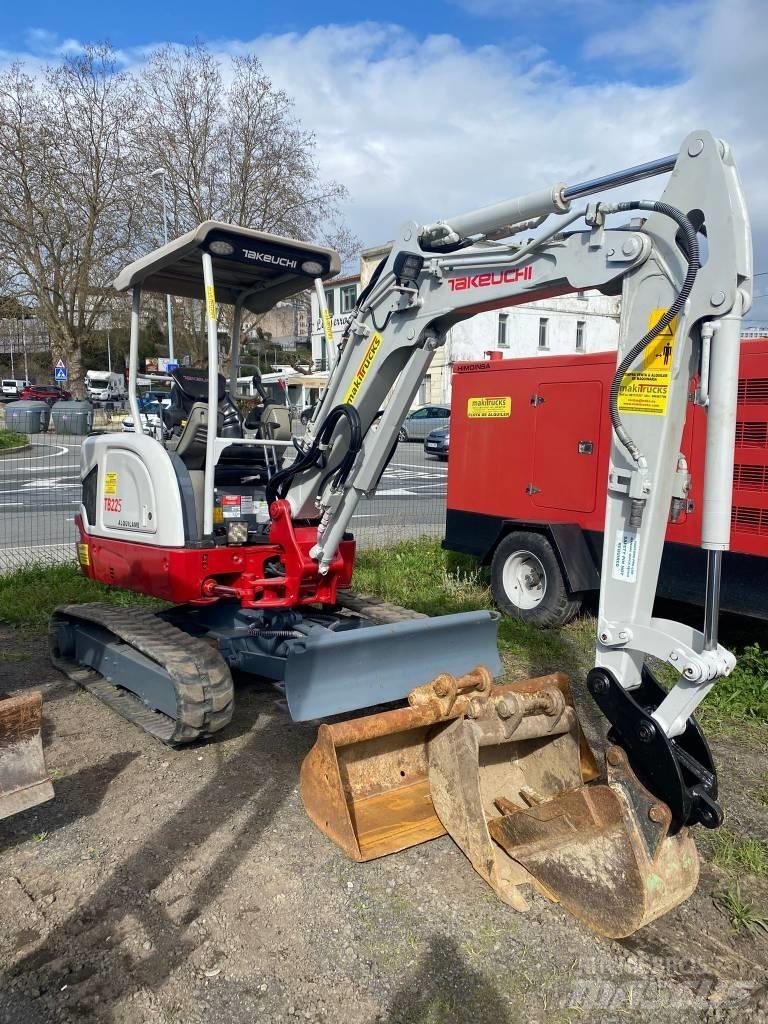 Takeuchi TB225 Mini kotrók < 7t