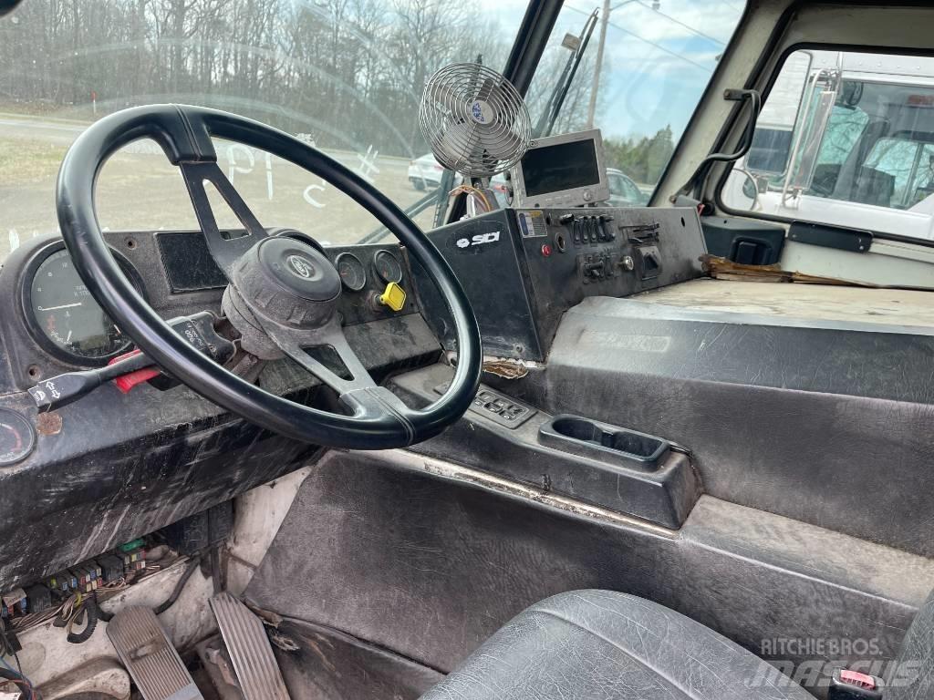 Mack LEU613 Fülkés alváz
