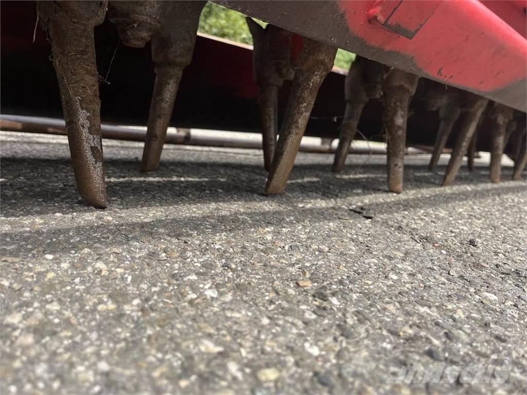 Lely 300-22 Kardánhajtású ekék és Forgó-boronák