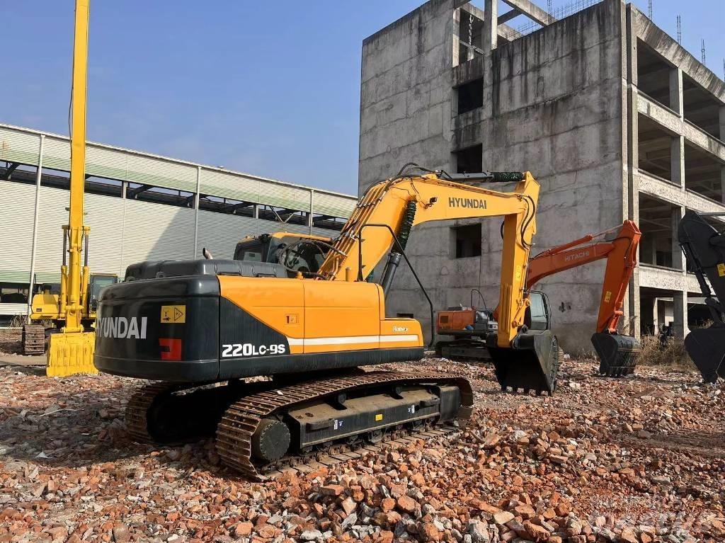 Hyundai R220 Lánctalpas kotrók