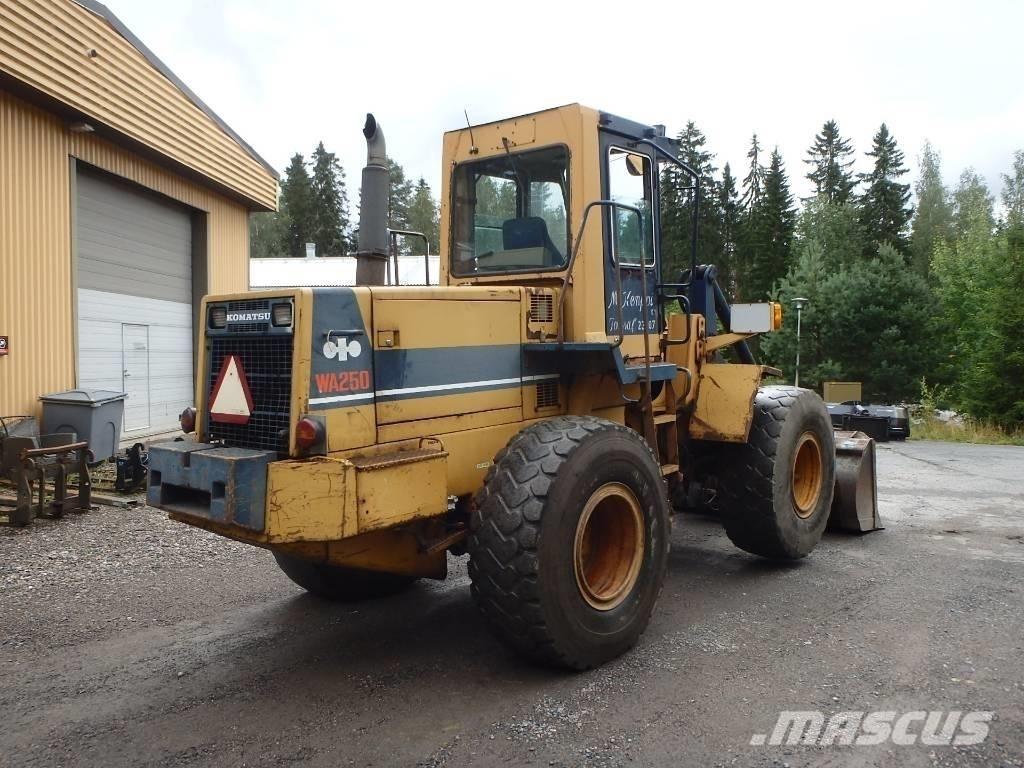Komatsu WA 250-1 Gumikerekes homlokrakodók