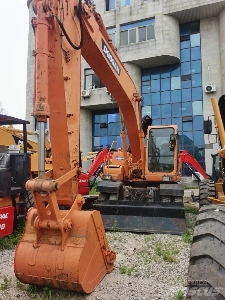 Doosan DH 210 W-7 Gumikerekes kotrók