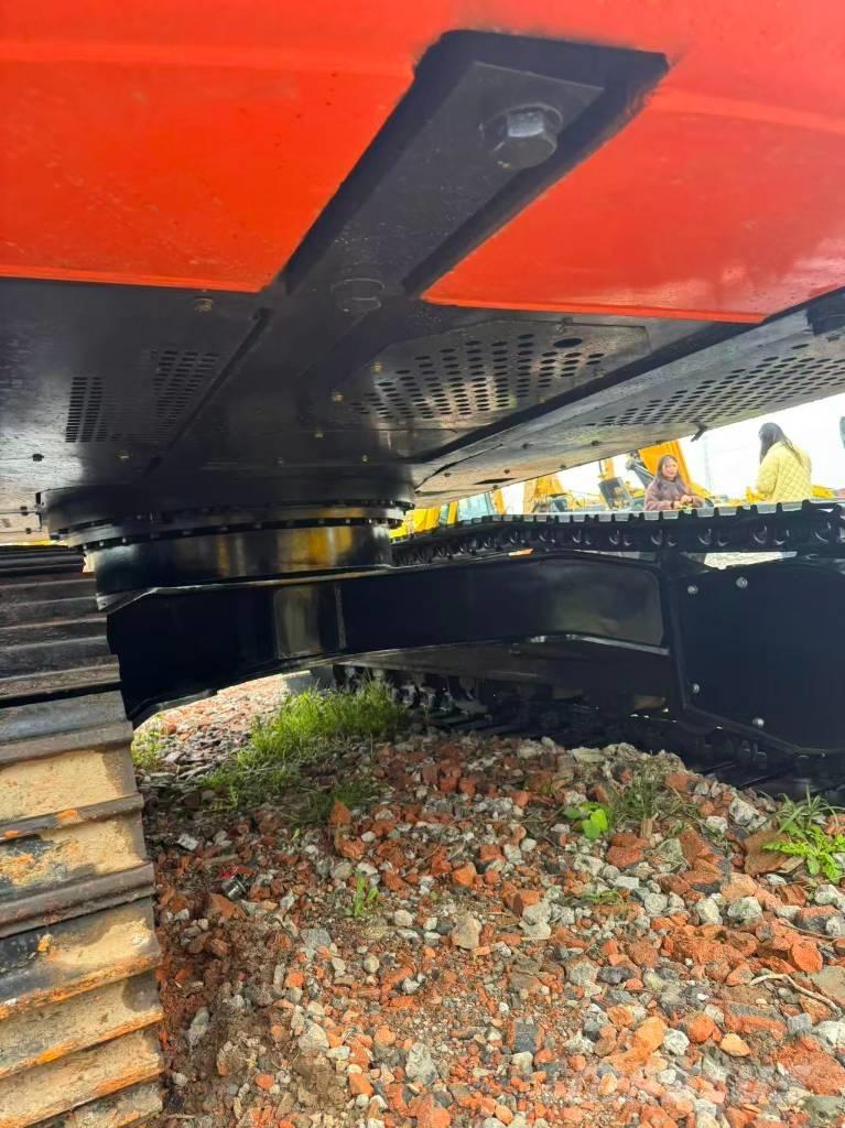 Hitachi ZX 200 Lánctalpas kotrók