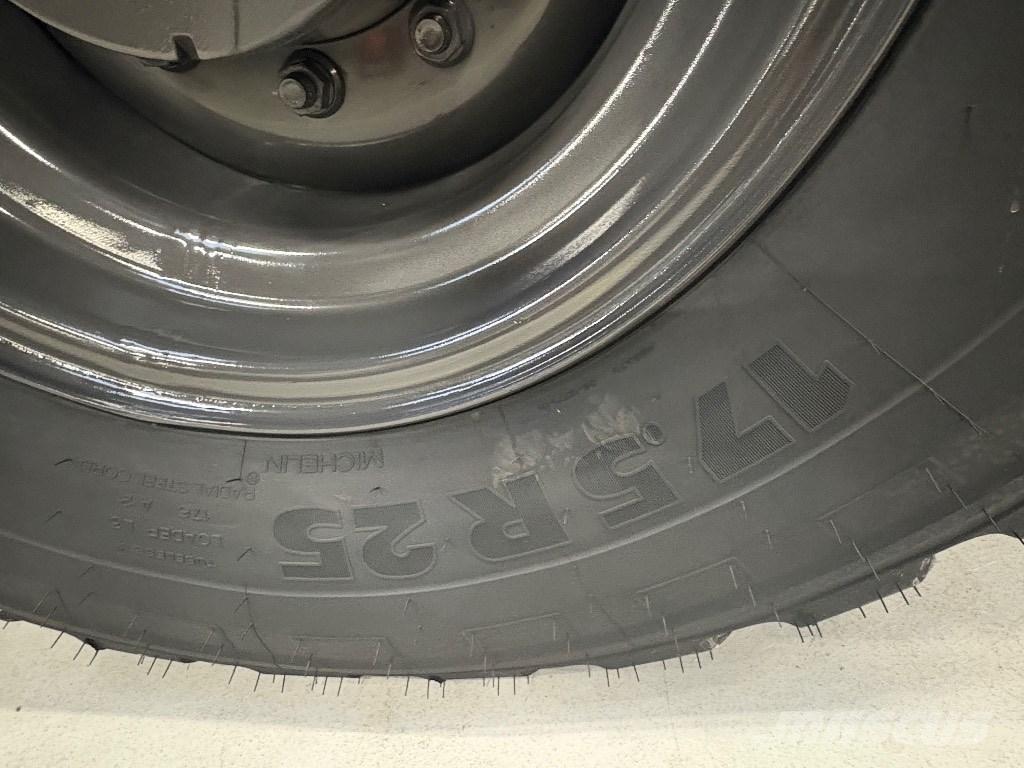 CASE 421 G Gumikerekes homlokrakodók