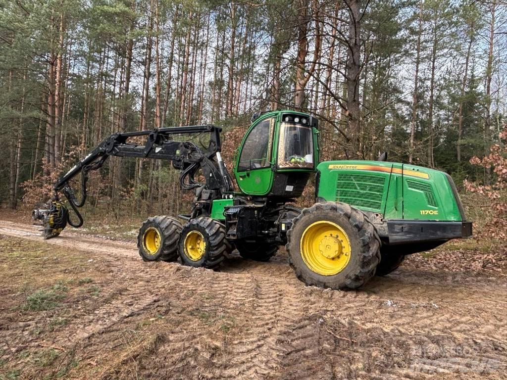 John Deere 1170 E Betakarítók