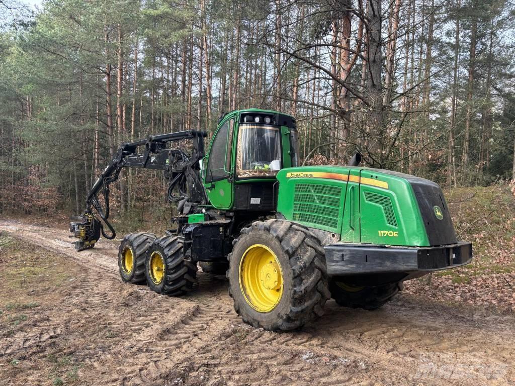 John Deere 1170 E Betakarítók