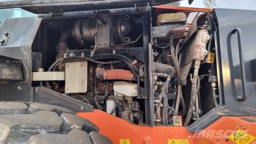 Hitachi ZW 220-6 Gumikerekes homlokrakodók