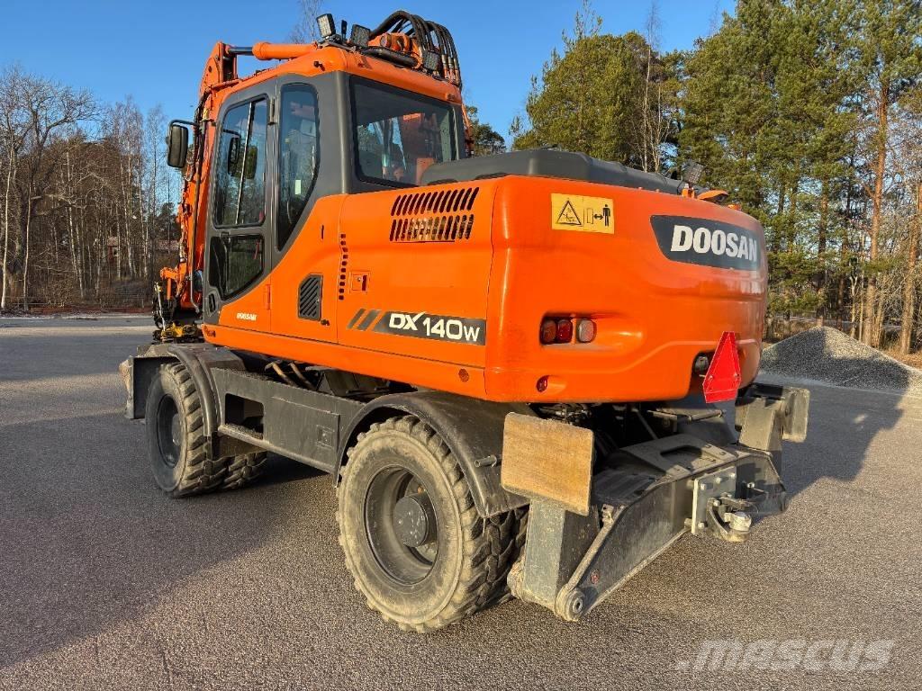 Doosan DX 140 W + vagn Gumikerekes kotrók