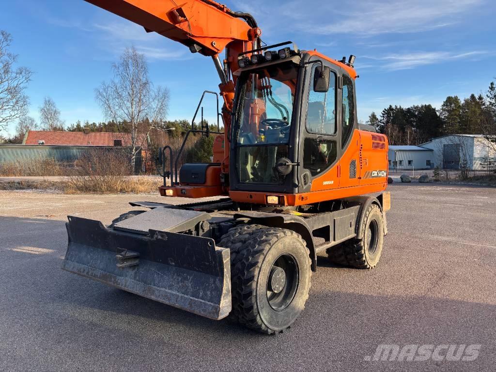 Doosan DX 140 W + vagn Gumikerekes kotrók