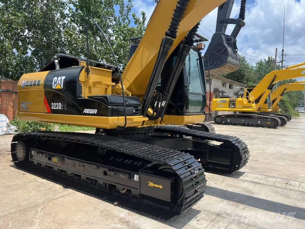 CAT 323d2l Közepes (midi) kotrók 7 t - 12 t