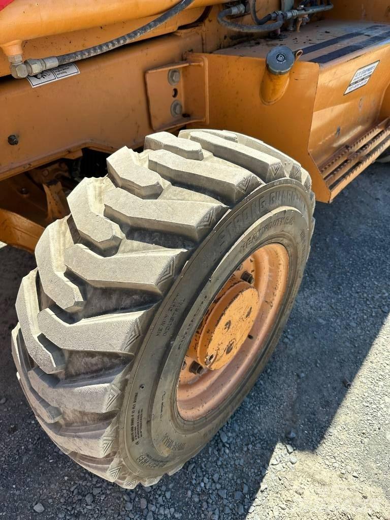 CASE 570 M XT Gumikerekes homlokrakodók