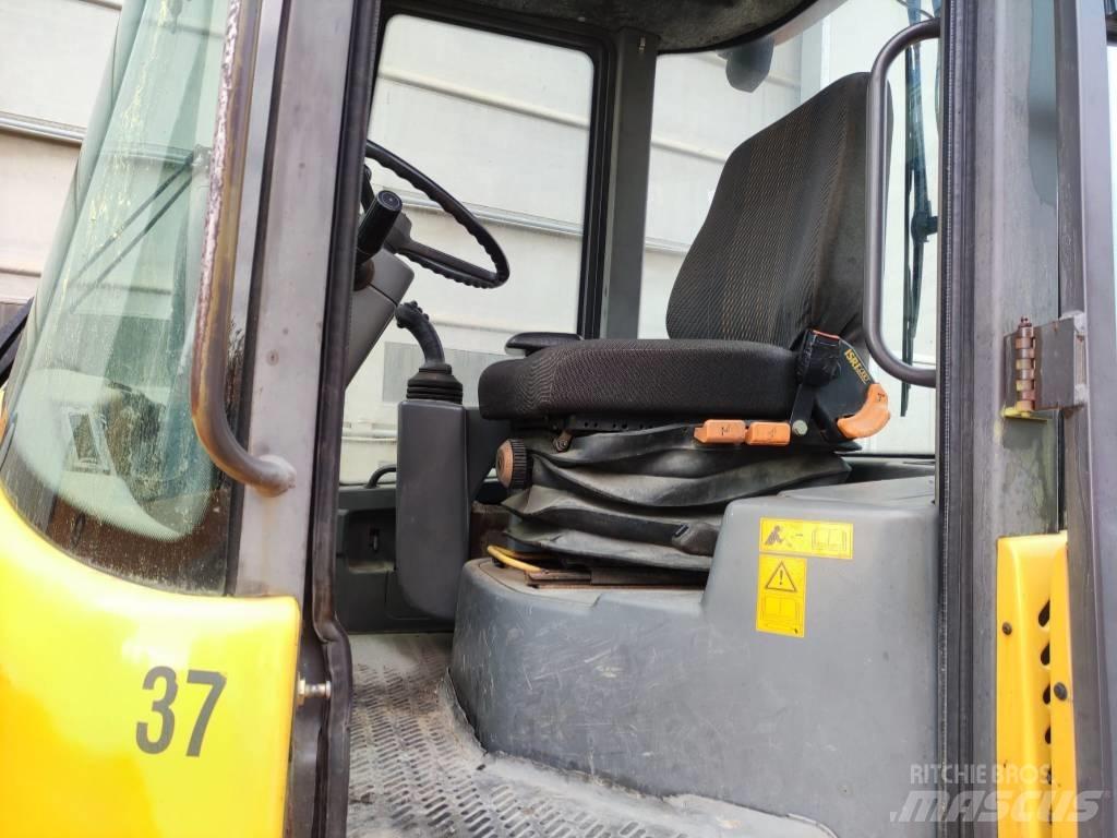 Volvo L 30 B Gumikerekes homlokrakodók