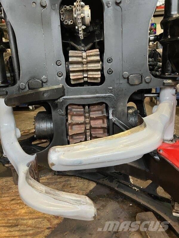 Komatsu C 124 Betakarítók