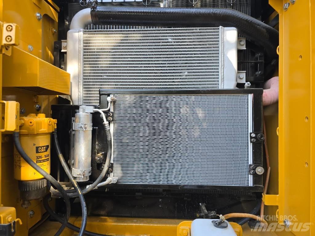 CAT 320D2 Lánctalpas kotrók