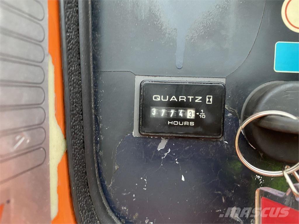 JLG 800AJ Karos emelők