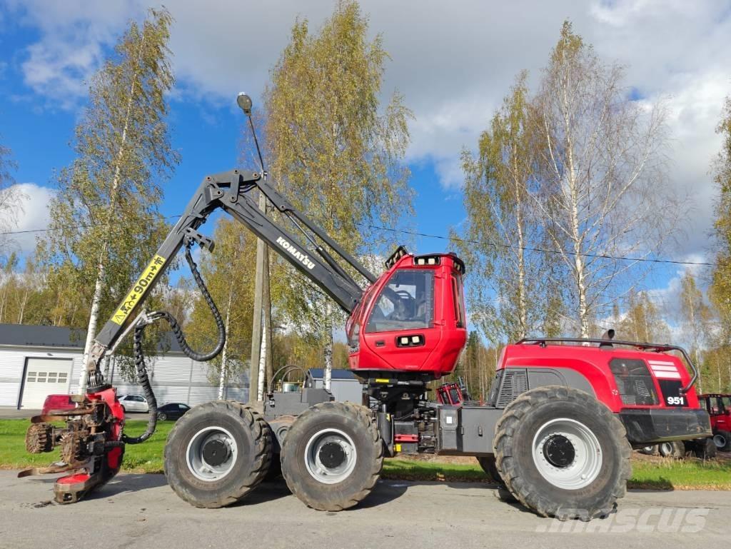 Komatsu 951 Betakarítók